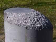 nur eine graue, angeknabberte Säule