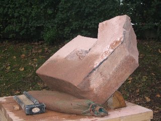 Bearbeitung in Schräglage, der Stein liegt auf einem Sandsack, damit nicht nochmal was aus der Kante rausbricht.